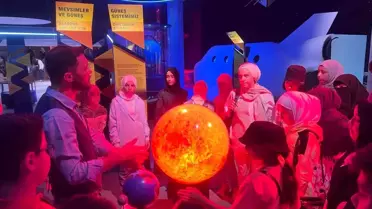 Çocukların bilim atölyesinde deney yapması