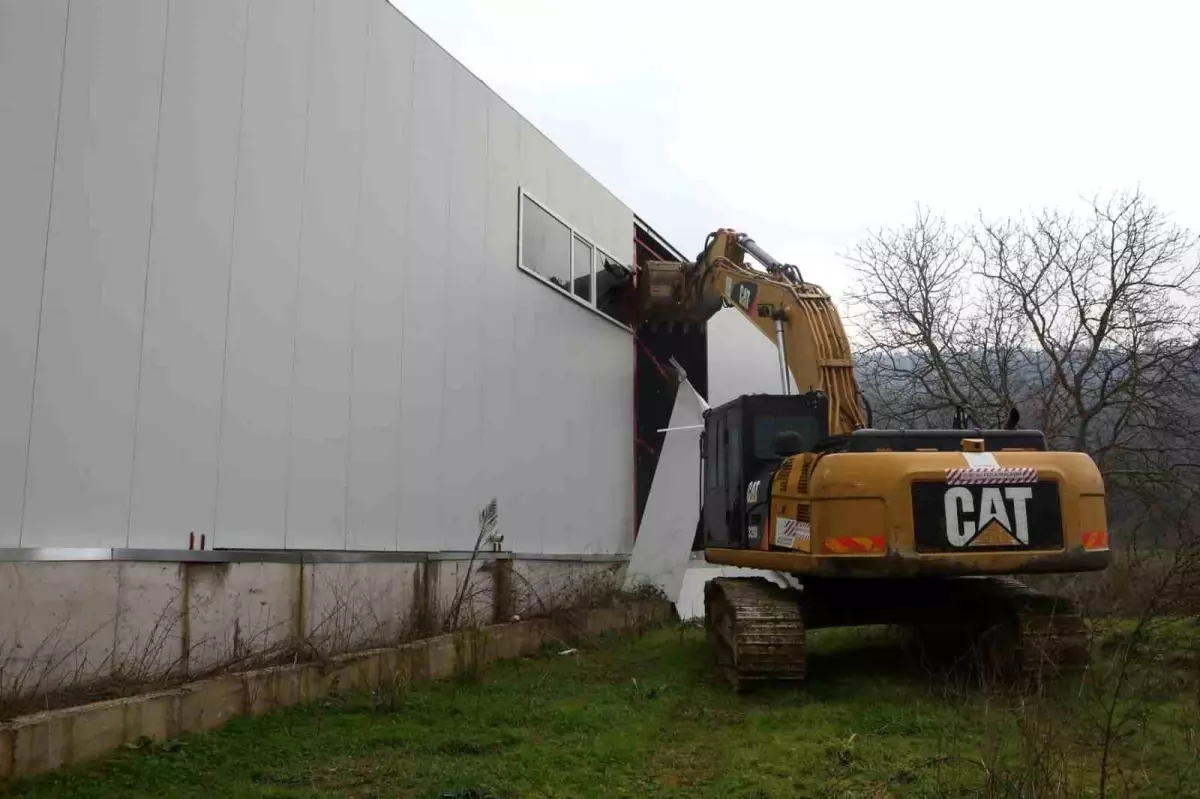 Nilüfer Belediyesi Kaçak İşyerlerini Yıkarak Tarım Alanlarını ve Şehir Estetiğini Koruyor
