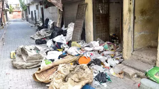 Adana’da çöp kamyonu ile ev temizliği