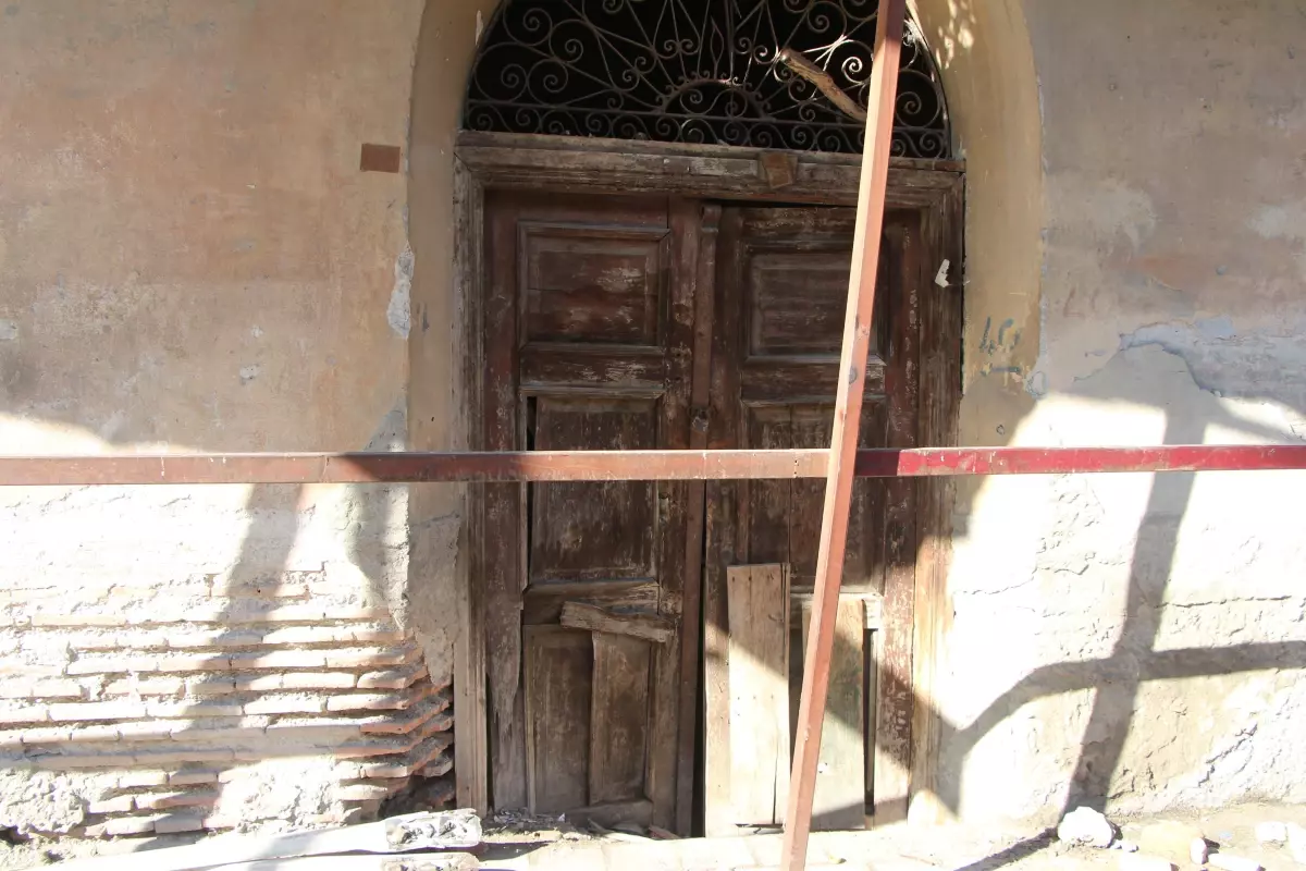 Adana’da Tarihi Bina Çöktü, Cadde Geçici Olarak Kapatıldı