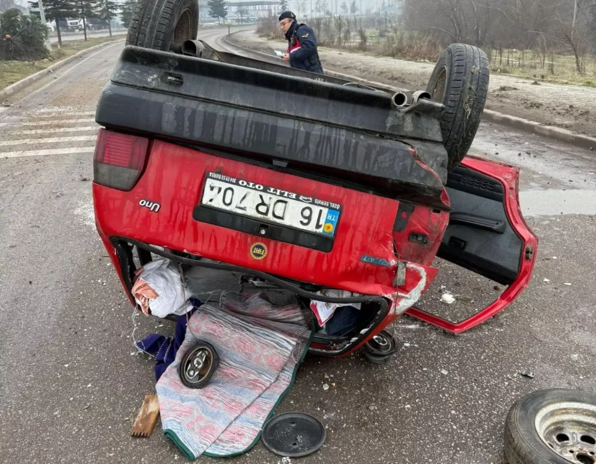 Tavşanlı'da Direksiyon Kaybı Sonrası Araç Ağaca Çarptı, Sürücü Yaralandı