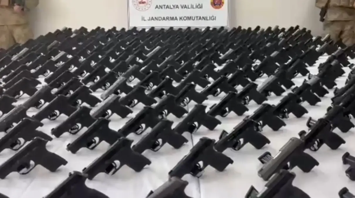 Antalya'da Kaçak Silah Operasyonu: 393 Ruhsatsız Tabanca Ele Geçirildi