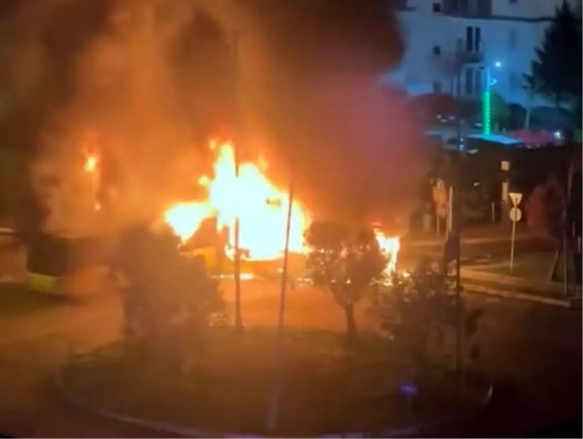 Avcılar’da Park Halindeki İETT Otobüsünde Aniden Çıkan Yangın Söndürüldü