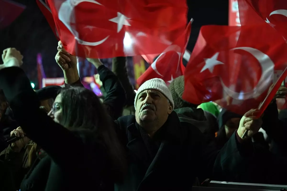 Özgür Özel, Beşiktaş'ta İBB Yolsuzluk Araştırmalarını Eleştirerek Seçim Çağrısı Yaptı