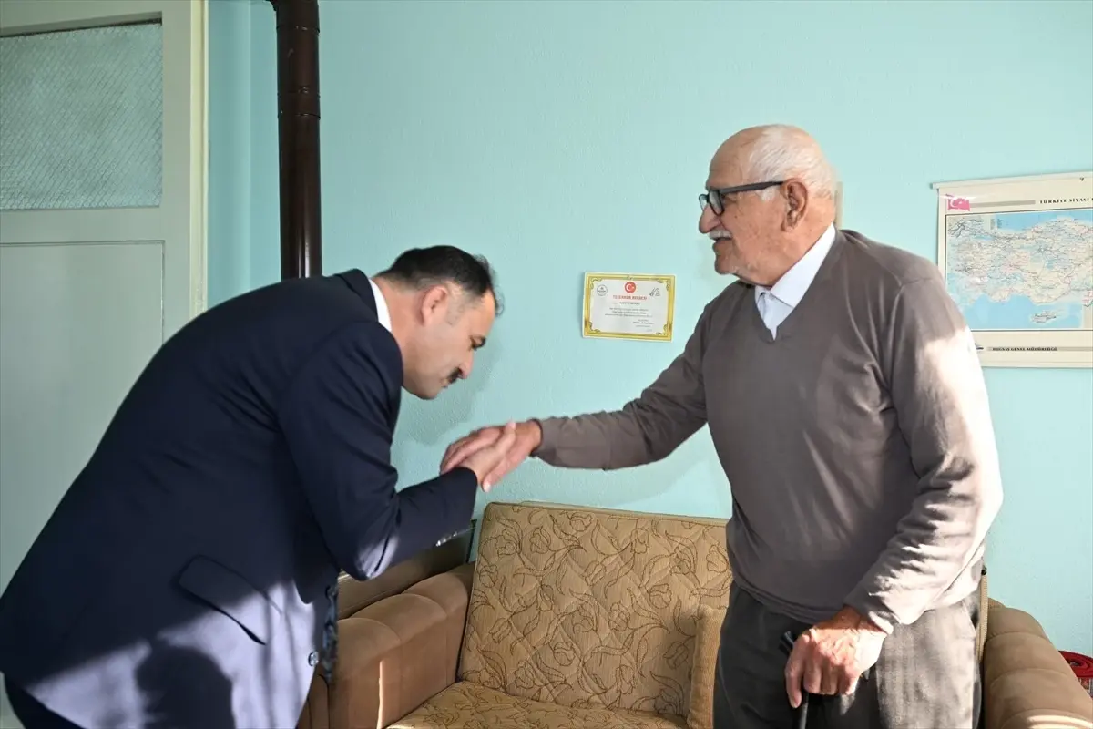 Demirci Belediye Başkanı Erkan Kara, Miraç Kandili'nde Yaşlıları Ziyaret Etti