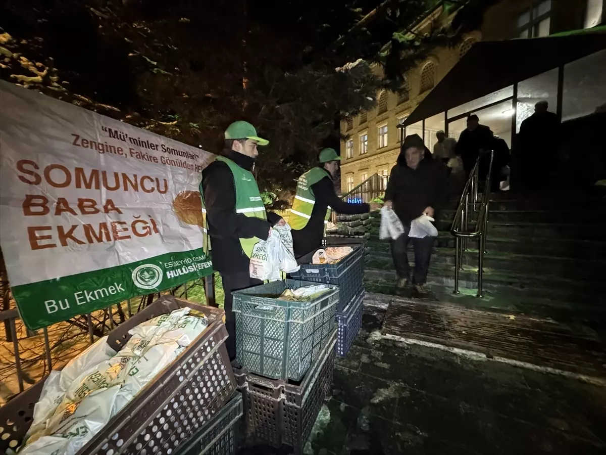 Erzurum’da Miraç Kandili’nde Somuncu Baba’dan Sebil Ekmeği Dağıtımı