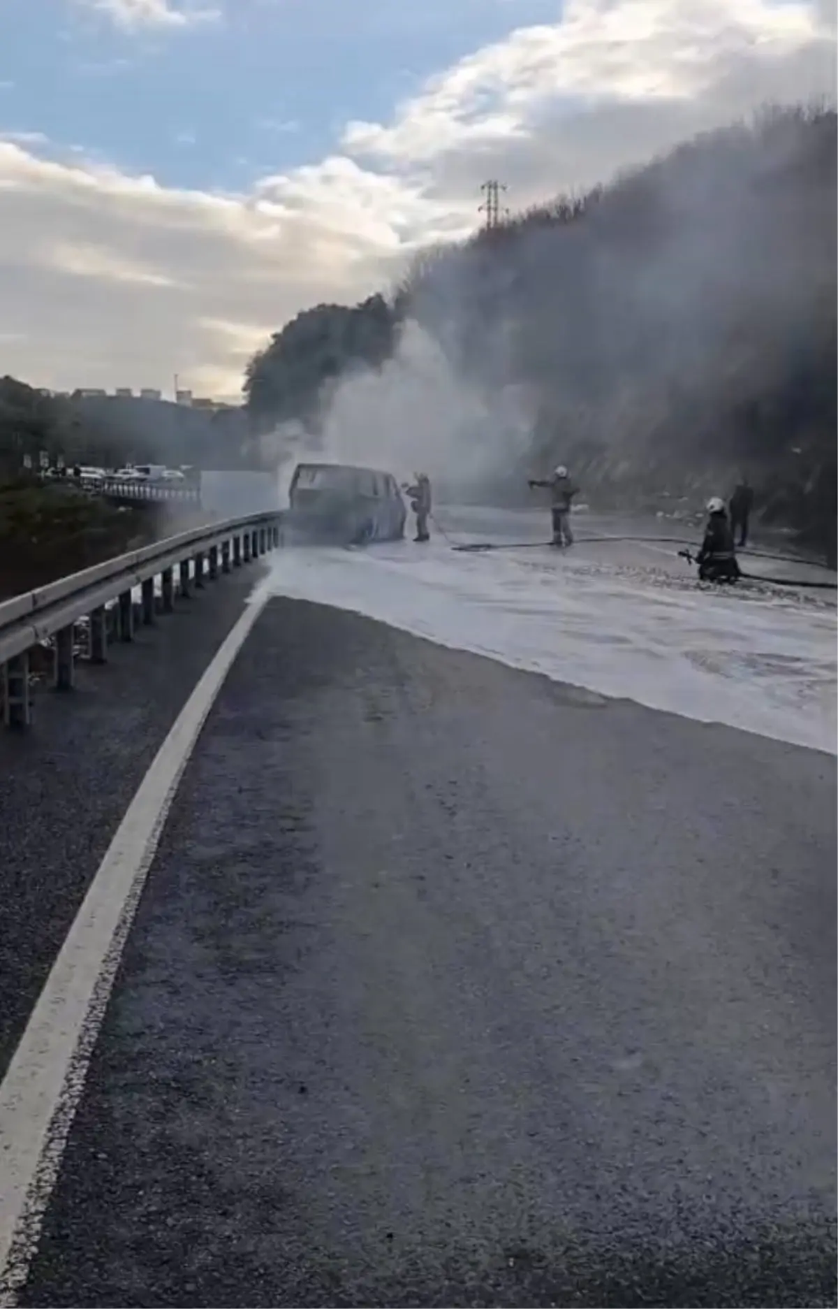 Eyüpsultan'da Seyir Halindeki Minibüste Yangın Çıktı, İtfaiye Hızlı Müdahale Etti