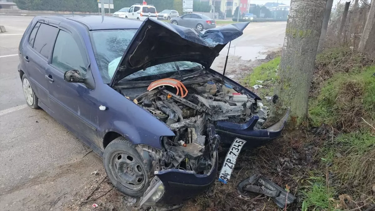 İnegöl'de Trafik Kazası: Sürücü ve Yolcu Yaralandı