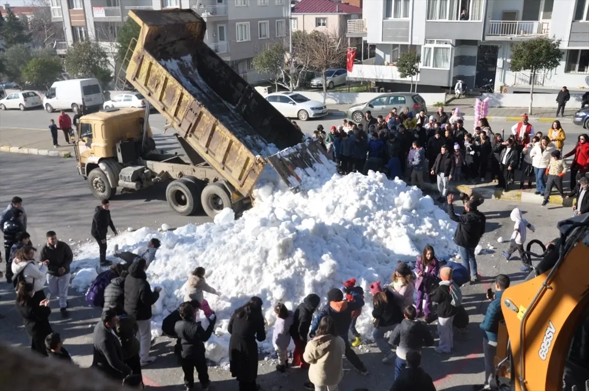 Bayındır’da Çocuklar Kar Topu Keyfi Yaşıyor