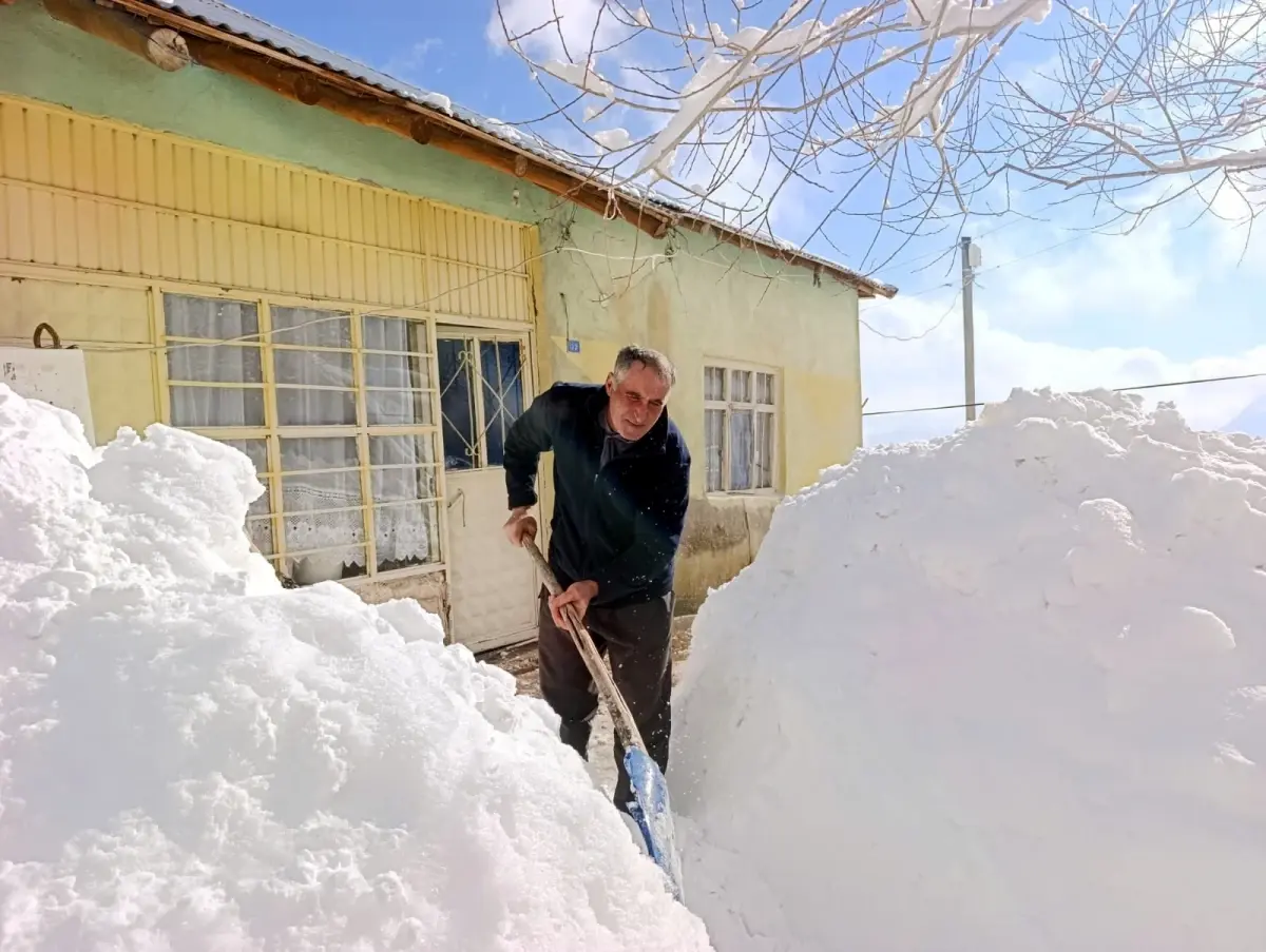 Hakkari Boybeyi Köyü'nde 2 Metrelik Kar Tabakası Ulaşımı Zorlaştırdı