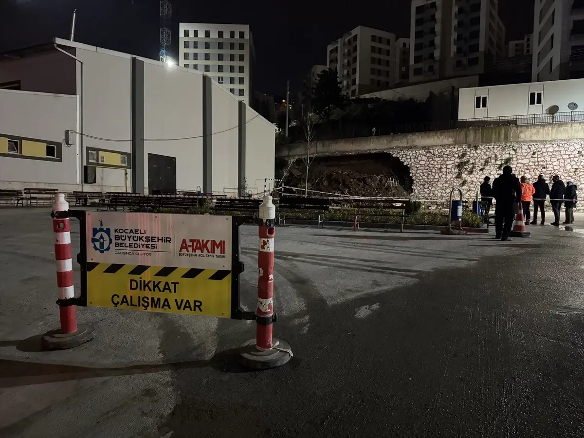 İzmit’te Okul Yakını İstinat Duvarı Çöktü, Acil Ekipler Olay Yerinde