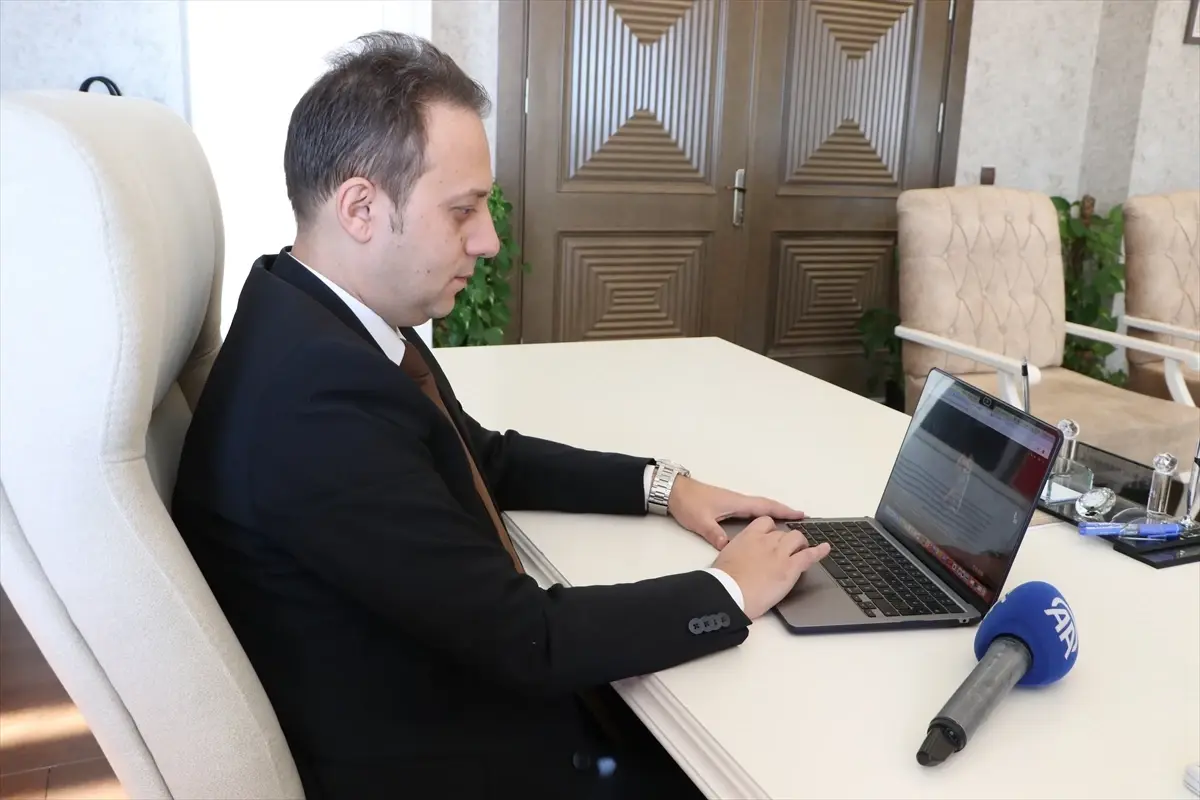 Kilis Kaymakamı Karanfil, AA'nın Yılın Kareleri Oylamasını İnceledi