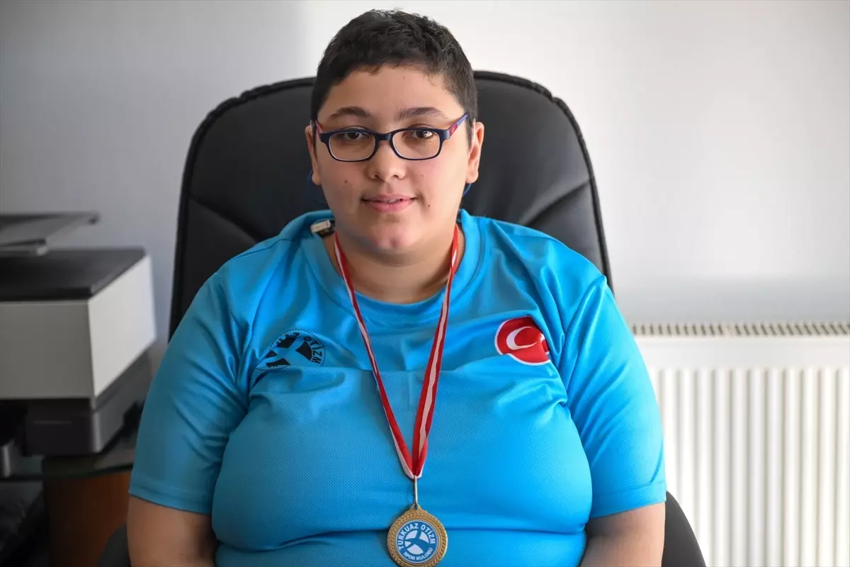 Otizmli ve İşitme Engelli Yüzücü İlayda Sayın, AA’nın “Yılın Kareleri” Oylamasına Katıldı