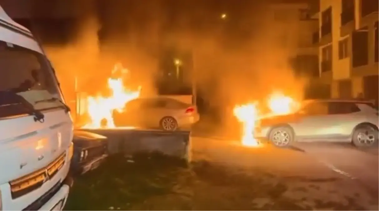 Darıca'da Park Halindeki Araçlarda Çıkan Yangın Hızla Söndürüldü