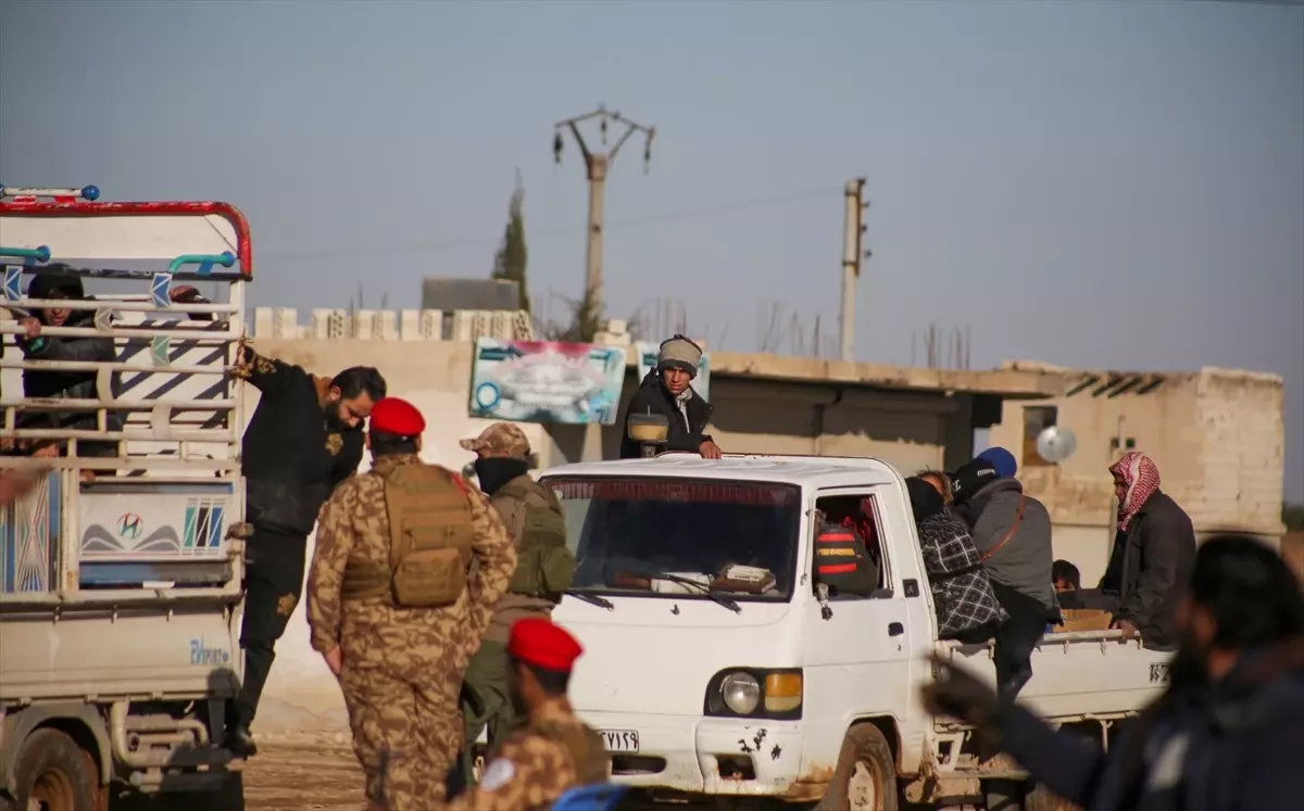 Deyr Hafir'de YPG Engellerine Rağmen Insani Koridor Açıldı, Binlerce Sivil Kaçış Yolunu Tercih Etti