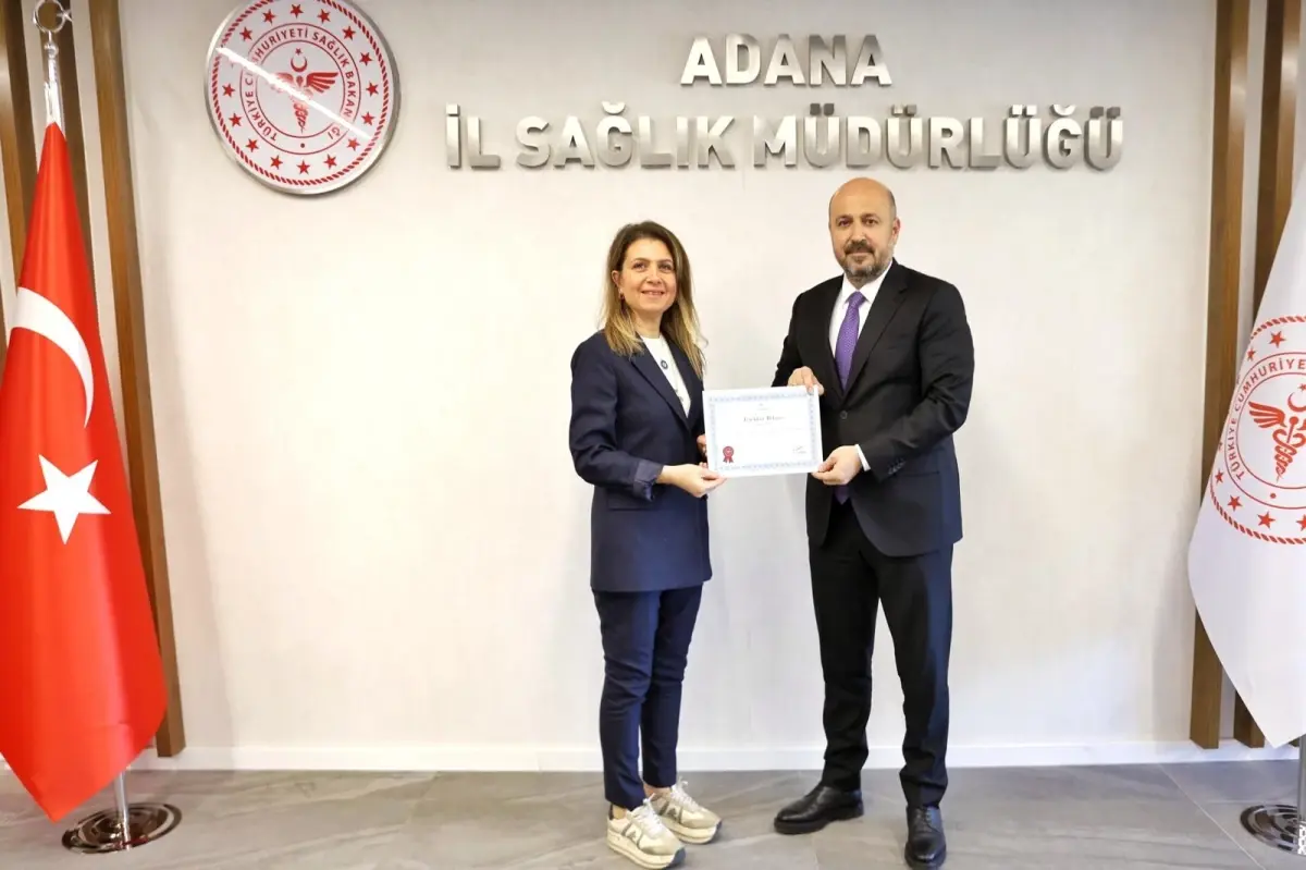 Adana’da Evde Sağlık Ekibi, Yatalak Hastanın Tavan Üzerinde Film İzleme Hayalini Gerçekleştirdi