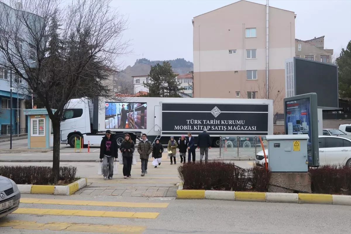Çankırı’da Tarih Tutkunları TTK’nın Mobil Kitap Tırını Keşfediyor