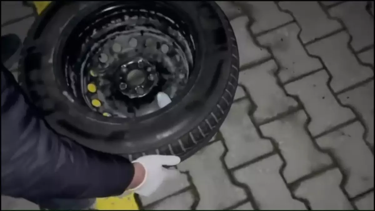 Sakarya'da Araçta Gizlenen 1 Kilogram Metamfetamin Ele Geçirildi