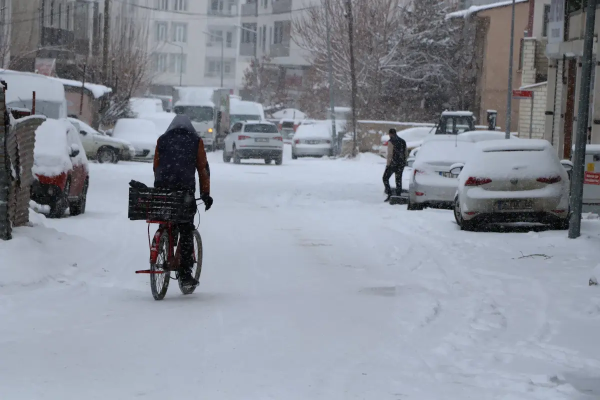 Van’da Kar Yağışı 363 Yerleşim Yerinin Yolunu Kapatıyor