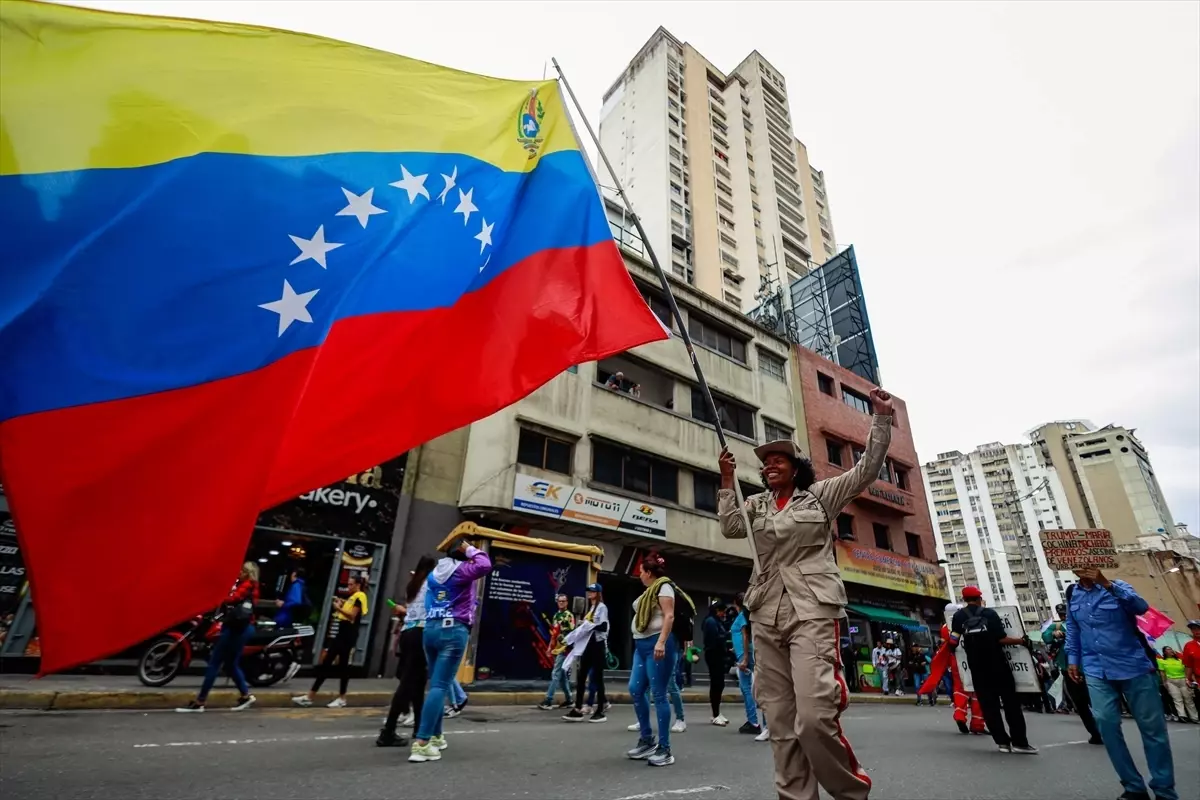 Venezuela’da Binlerce Vatandaş Maduro’ya Destek Yürüyüşü Düzenledi