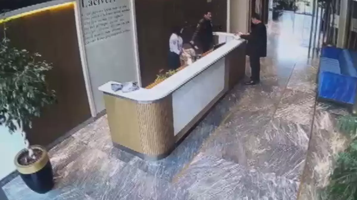 Zeytinburnu'nda kargo paketinin patlaması sonrası olay yeri