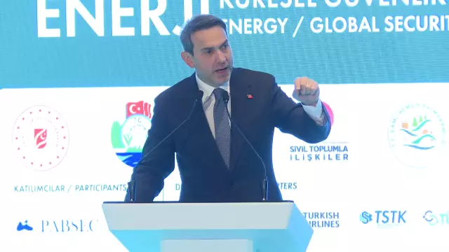 Bakan Bayraktar sahnede konuşma yapıyor