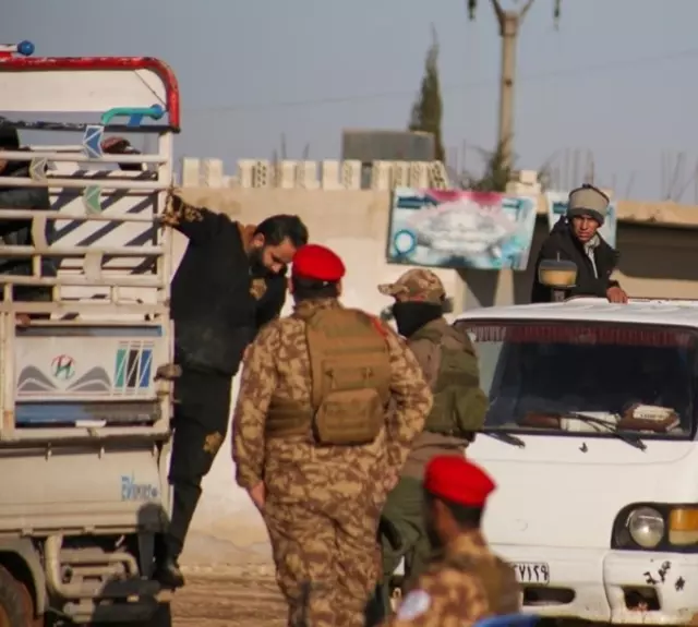 Sivil halkın koridor girişindeki kalabalık