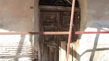 Çöküş sonrası cadde ve bina görüntüsü