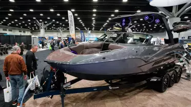 Fuar alanında sergilenen yeni nesil yat ve tekne modelleri