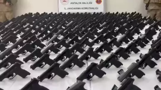 Ele geçirilen ruhsatsız tabancalar