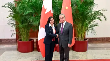 Wang Yi ve Kanada yetkilileri bir arada