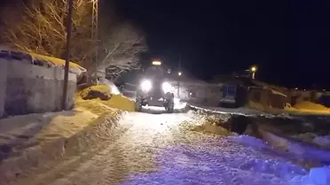 Kurtarma ekibi kar içinde çalışıyor