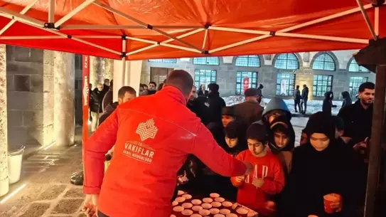 Salep ikramı yapılan kalabalık