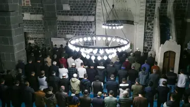 Miraç Kandili etkinliği sırasında çocuklar ve cami içi