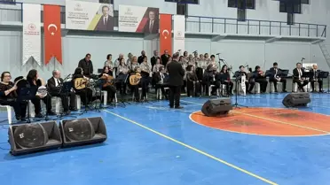 Konserde sahne alan müzisyenler