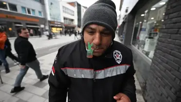 Ali Acar, kuş düdüğü satarken