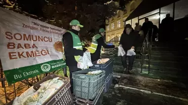 Somuncu Baba Derneği gönüllüleri ekmek dağıtırken