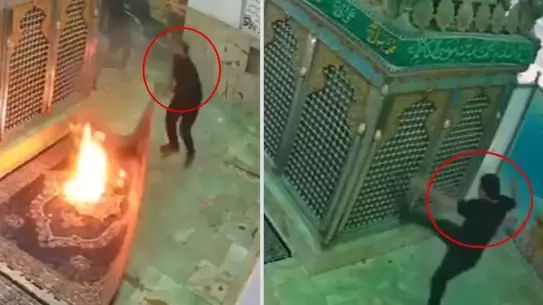 Protestocuların türbeye giriş anı