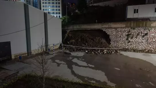 Çöken istinat duvarının yakın çekim fotoğrafı