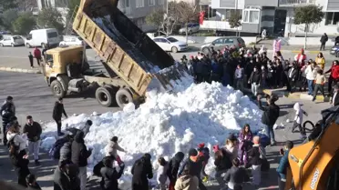 Etkinlik alanında kar topu oyunları