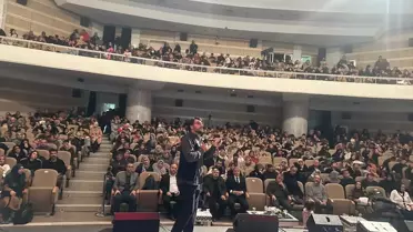 Konferansta sunum yapan uzman