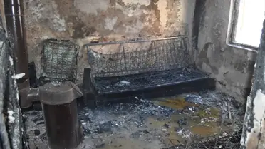 Yangın sonrası zarar görmüş evler