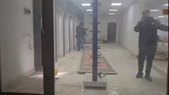 Saldırı sonrası dükkanların dış cephesi