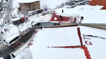 Muş’ta çatı temizleyicileri yüksekten kar temizliğinde