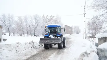 Muhtar Balkaya kar küreme makinesi ile