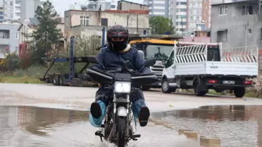 Seyhan sokaklarında yağmur suyu birikintisi