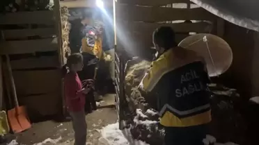 Karla kapalı yolda kurtarma ekipleri ve ambulans