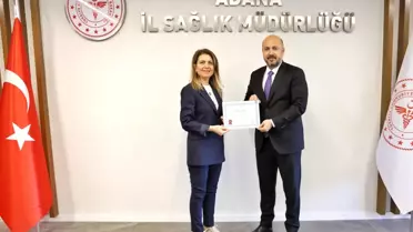 Tavan üzerine kurulan film ekranı ve izleyen hasta