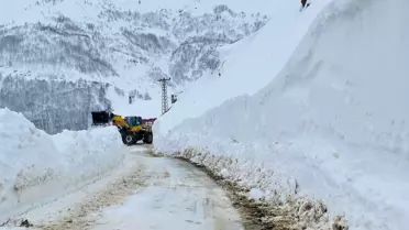 Kurtarma ekiplerinin yol açma çalışması