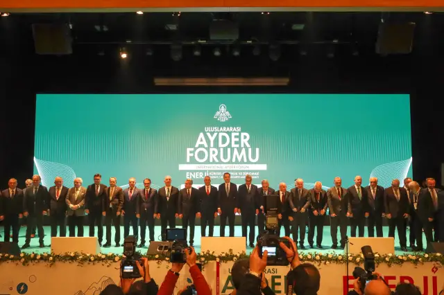 Forum katılımcılarının sürdürülebilirlik üzerine grup fotoğrafı